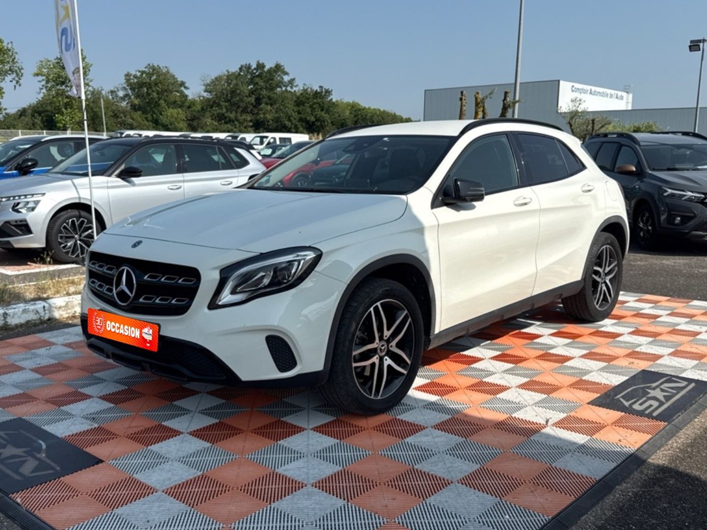 MERCEDES-BENZ GLA - 180D 7-G DCT SENSATION PACK SPORT BLACK HAYON (2017)