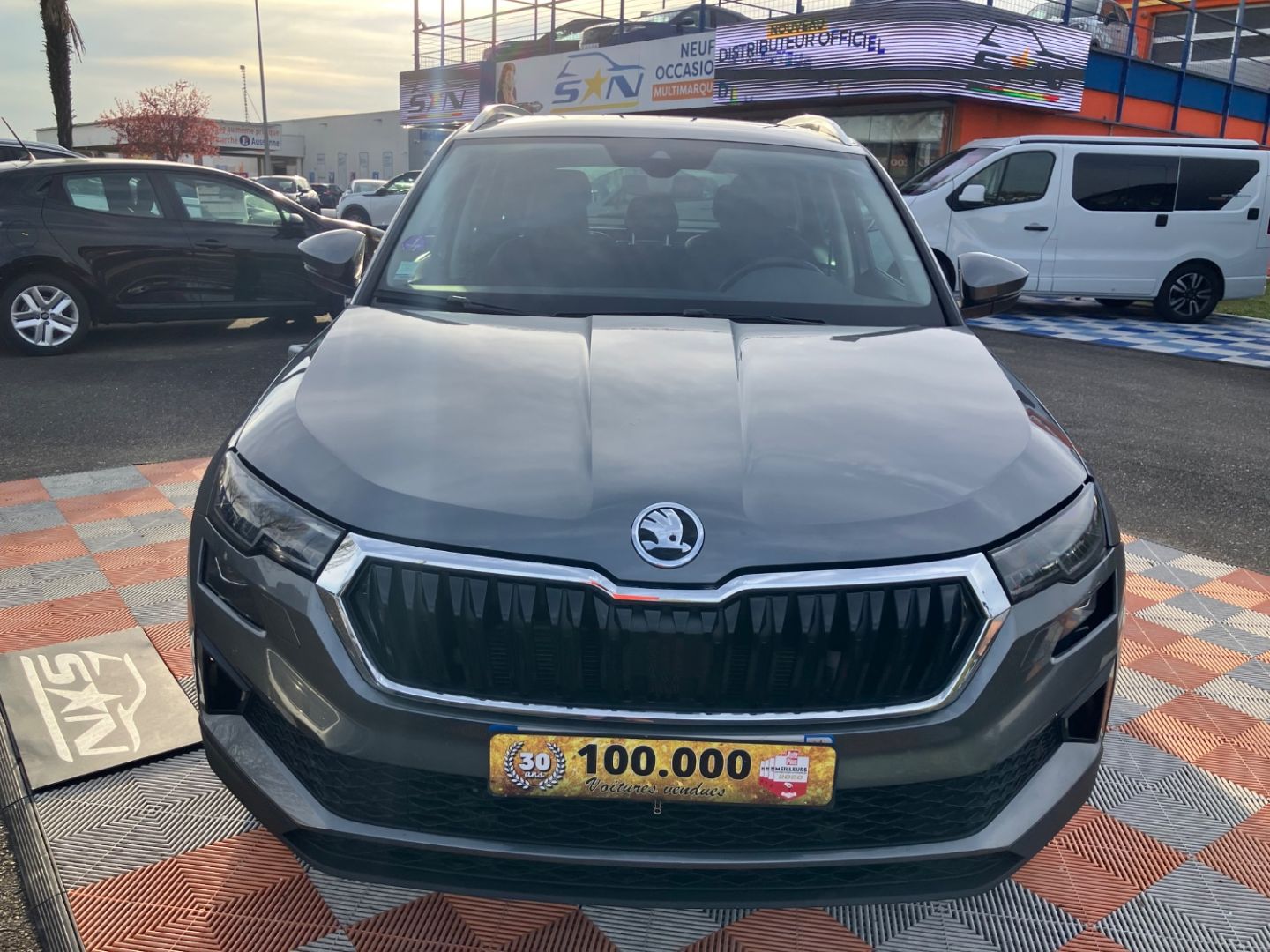 SKODA KAROQ - 1.5 TSI 150 ACT DSG STYLE GPS TOIT CAMÉRA HAYON JA 18" (2023)