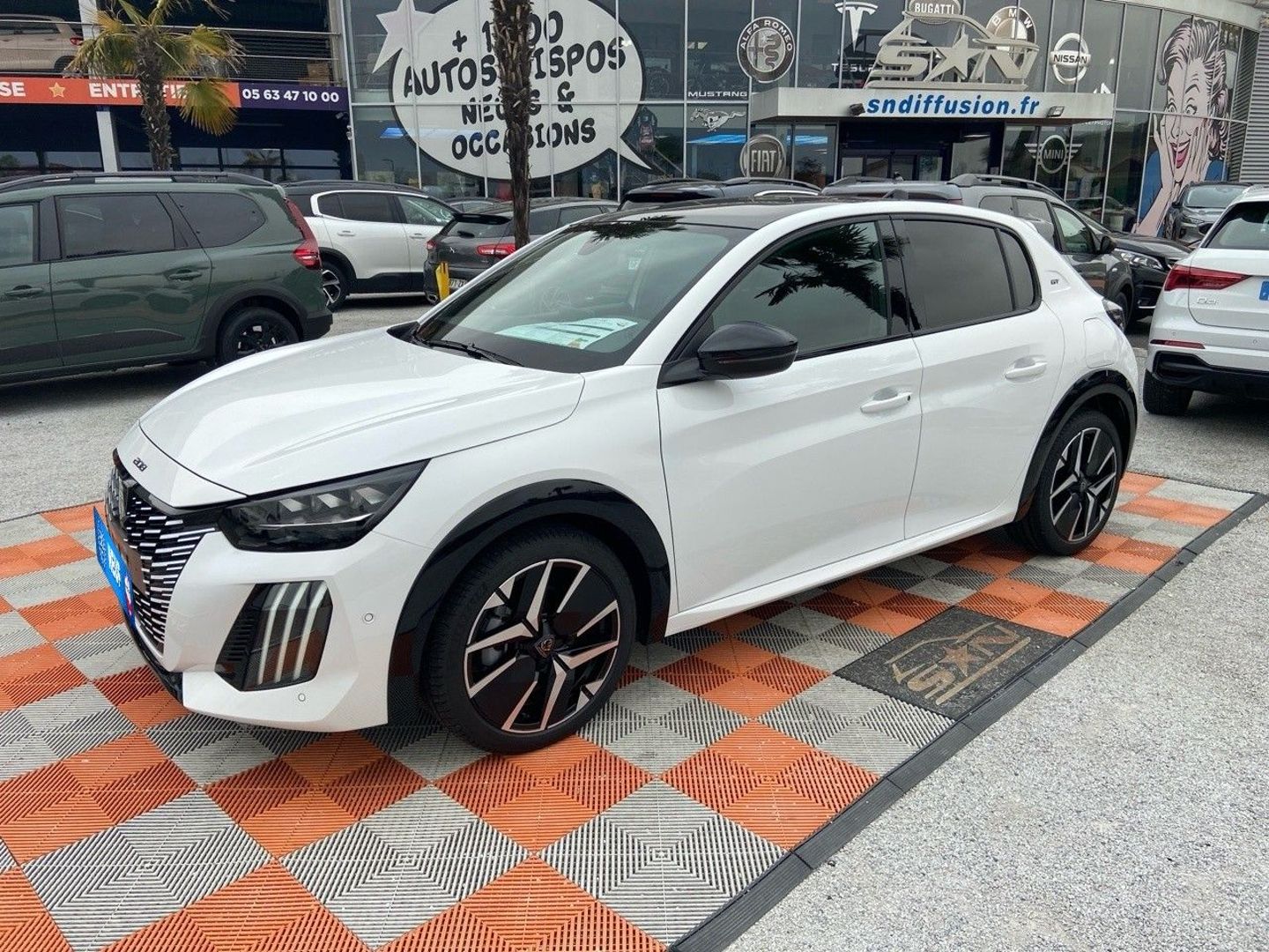 PEUGEOT 208 - Hybrid 145 GT e-DCS6 GPS Toit Pano Caméra 360°