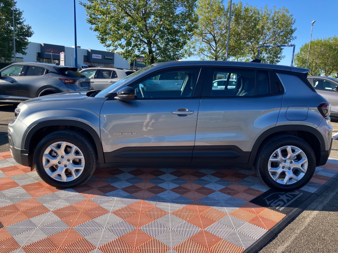 JEEP AVENGER - 156 ALTITUDE Batterie 54kw Caméra JA 17" Pompe à Chaleur